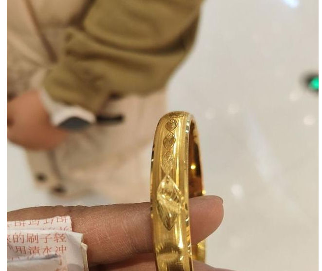 <strong>一口价金手镯核算价格是金价2倍</strong>