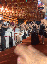 <strong>陈妍希黑色鎏金花朵裙</strong>